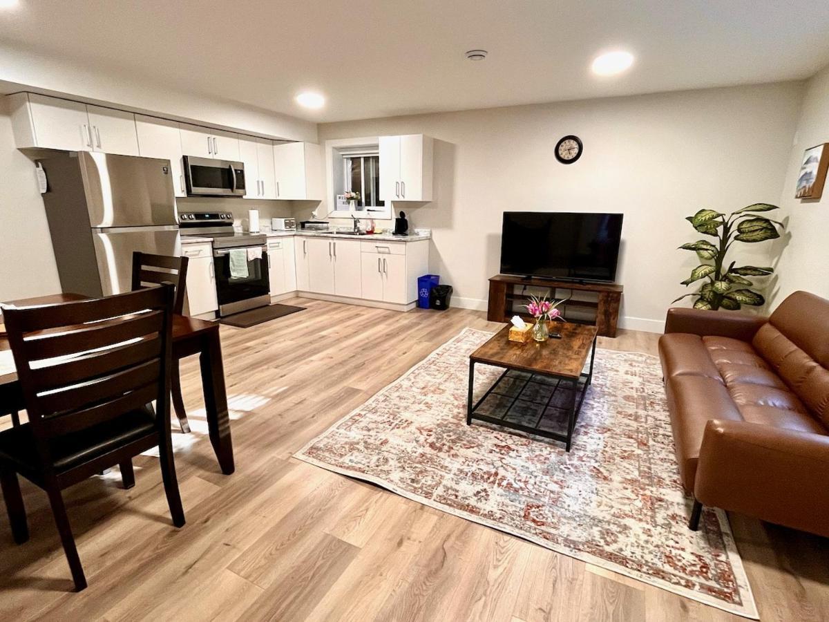 The Harmony Inn Spacious 2 Bdrms 2 Beds Basement Suite サレー エクステリア 写真